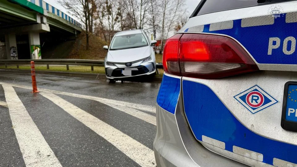 Zderzenie na ulicy Mikołowskiej! Toyota wylądowała na barierach