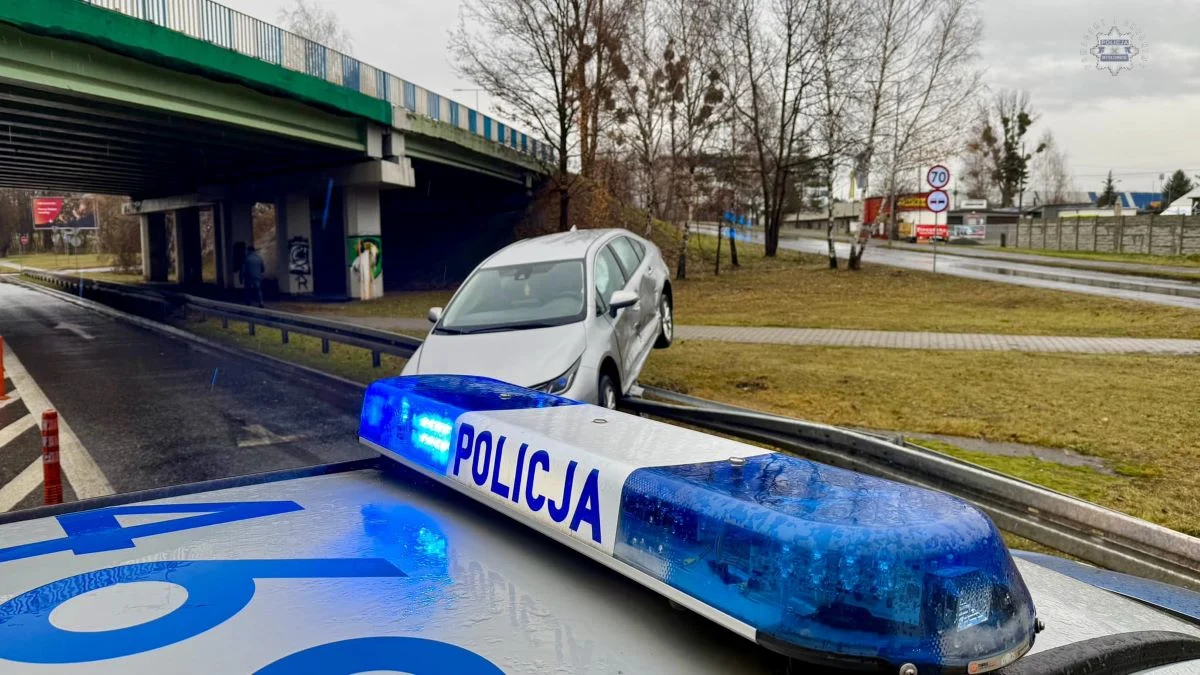 Zderzenie na ulicy Mikołowskiej! Toyota wylądowała na barierach