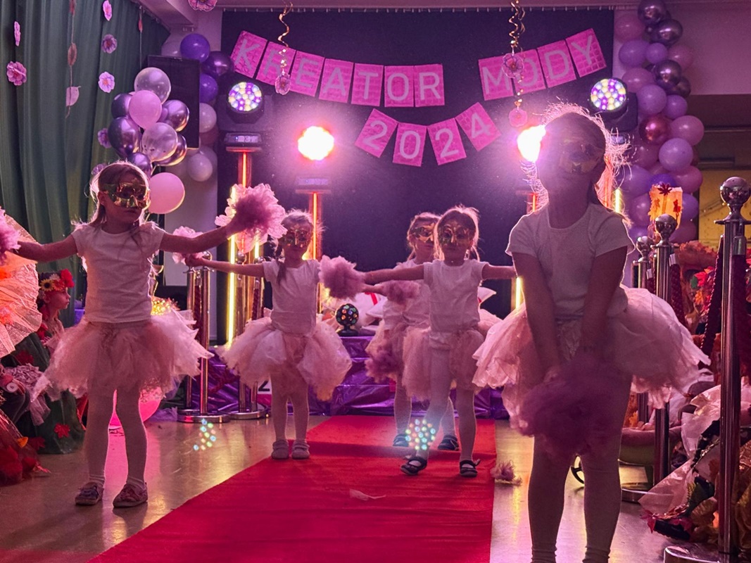 "Kreatywność, kolory i uśmiechy – jesienny pokaz mody przedszkolaków 4