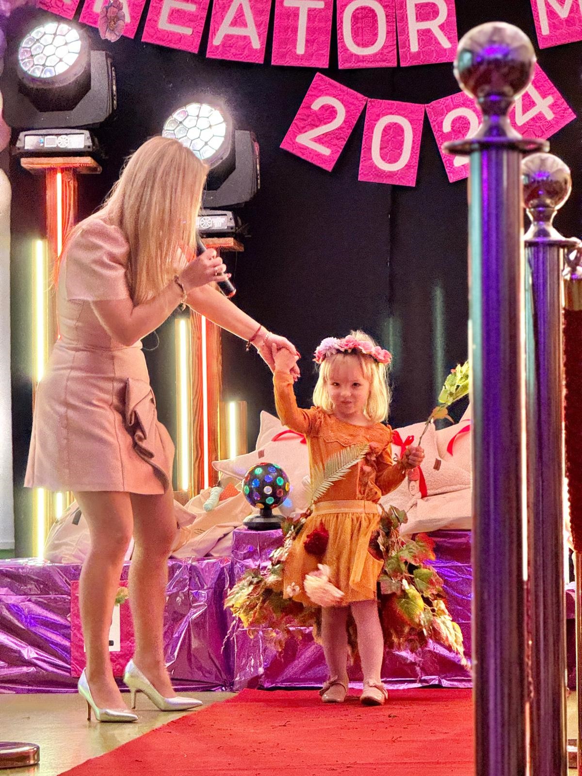 "Kreatywność, kolory i uśmiechy – jesienny pokaz mody przedszkolaków 7