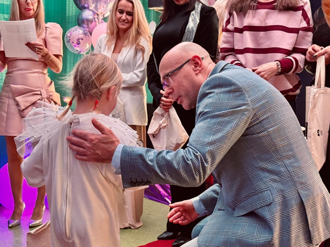 "Kreatywność, kolory i uśmiechy – jesienny pokaz mody przedszkolaków 8