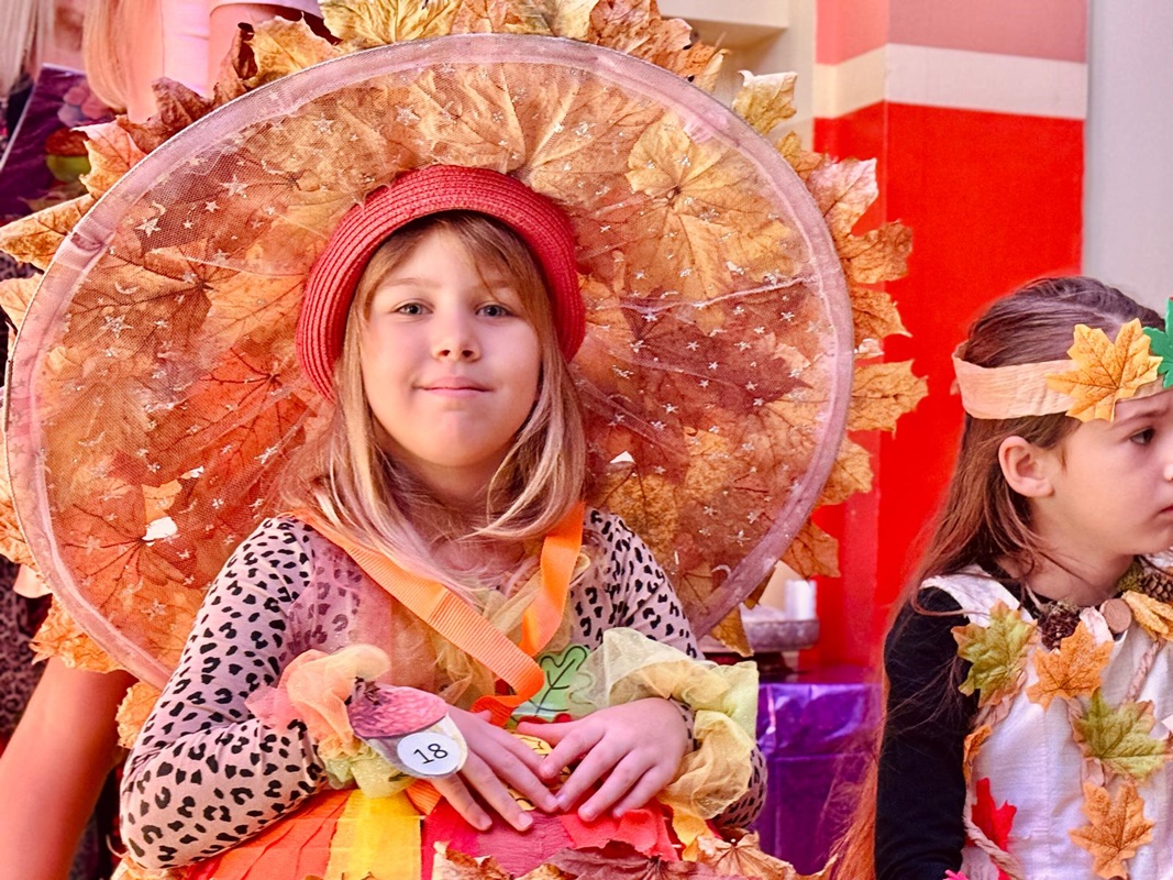 "Kreatywność, kolory i uśmiechy – jesienny pokaz mody przedszkolaków 10