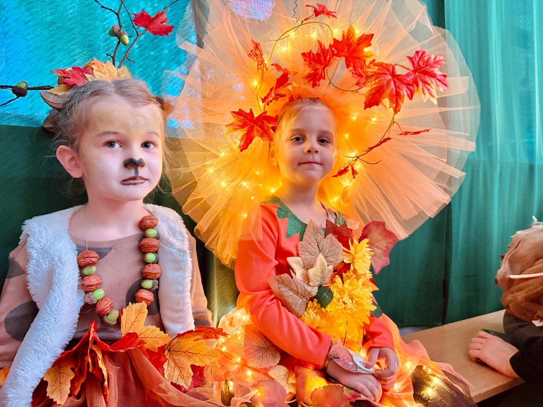 "Kreatywność, kolory i uśmiechy – jesienny pokaz mody przedszkolaków 11