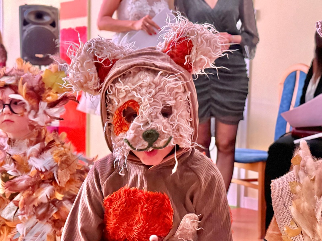 "Kreatywność, kolory i uśmiechy – jesienny pokaz mody przedszkolaków 12