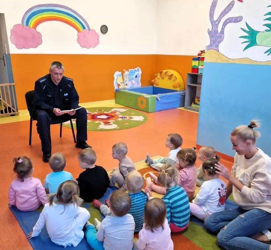 Tyscy policjanci w akcji: spotkania z najmłodszymi mieszkańcami