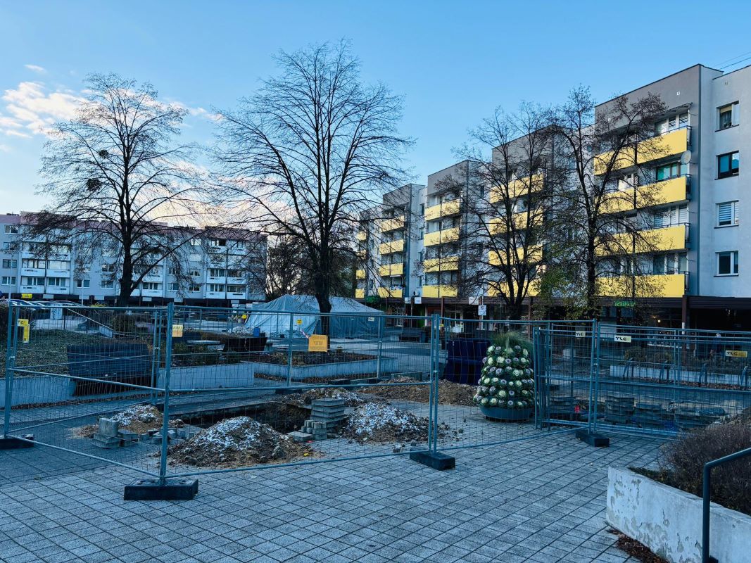 Plac Korfantego zyskuje nowe życie – rozszczelnienie i remont fontanny "Karolinka"