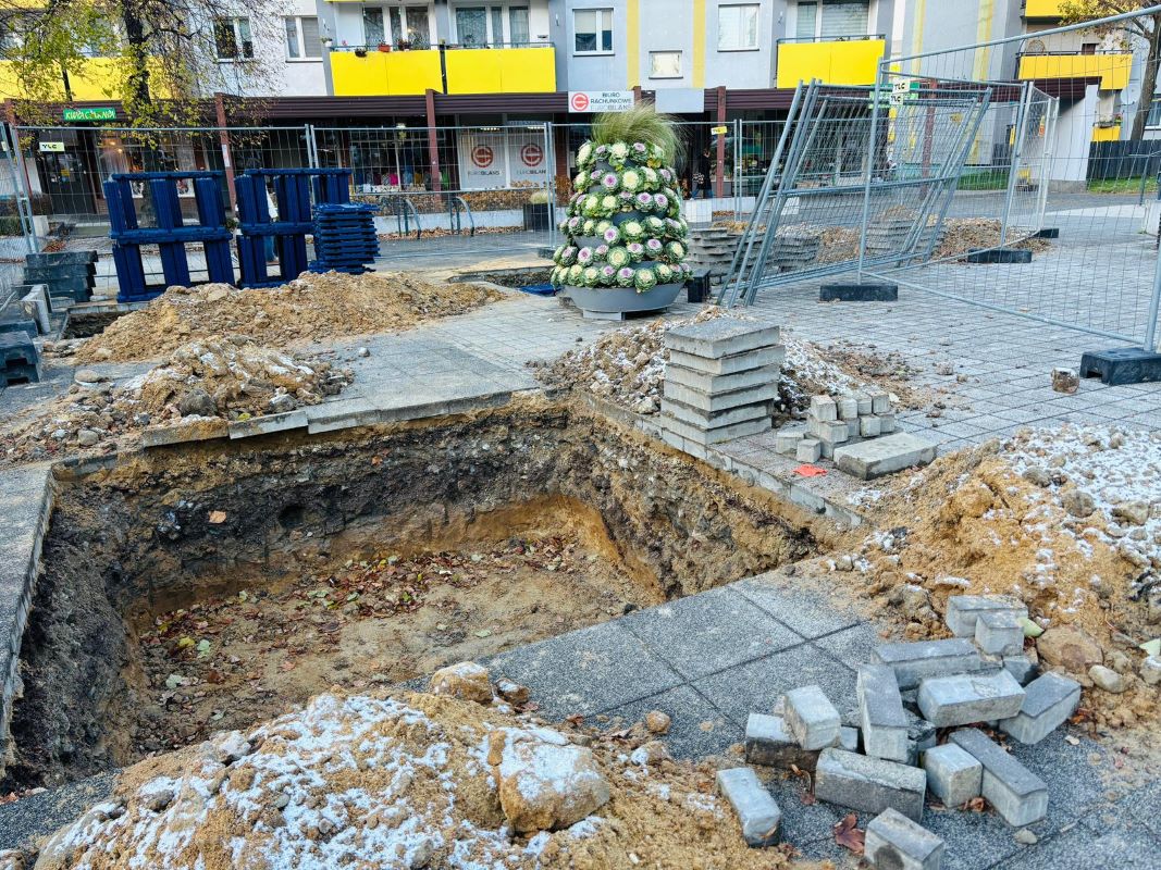 Plac Korfantego zyskuje nowe życie – rozszczelnienie i remont fontanny "Karolinka"