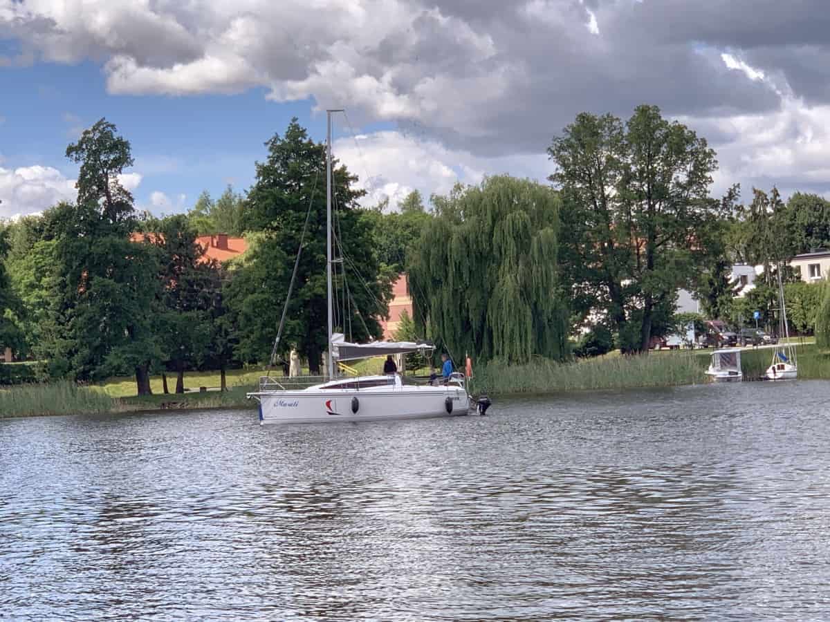 Czarter jachtu na Jezioraku – poradnik dla amatorów i doświadczonych żeglarzy