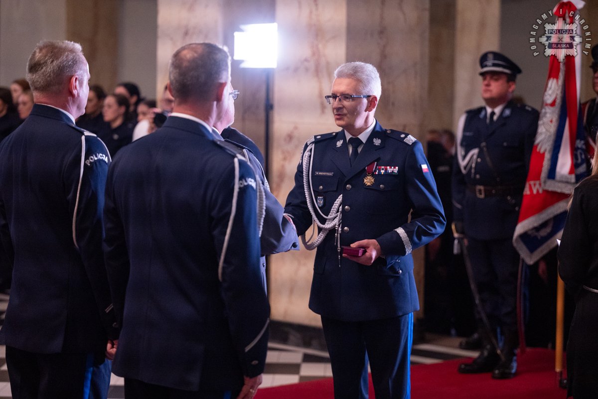 Nowi policjanci ślubują – awanse i odznaczenia w Śląskim Urzędzie Wojewódzkim