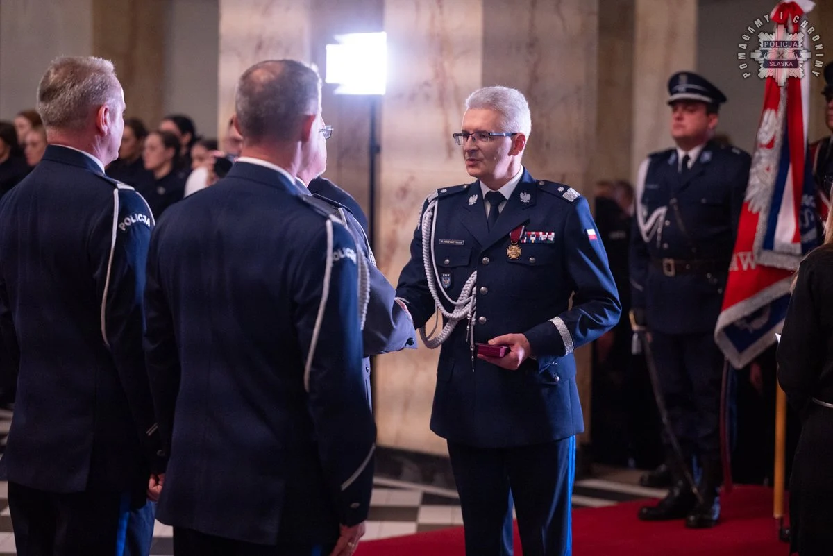 Nowi policjanci ślubują – awanse i odznaczenia w Śląskim Urzędzie Wojewódzkim