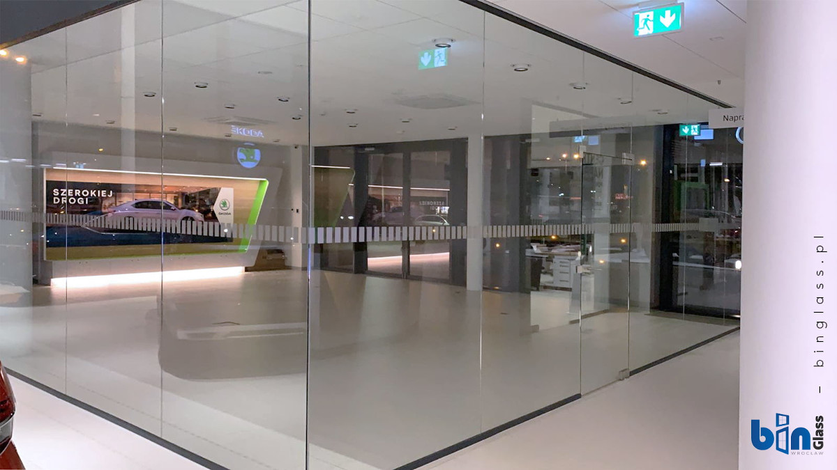 Proces produkcji szkła hartowanego – jak powstaje ten materiał?