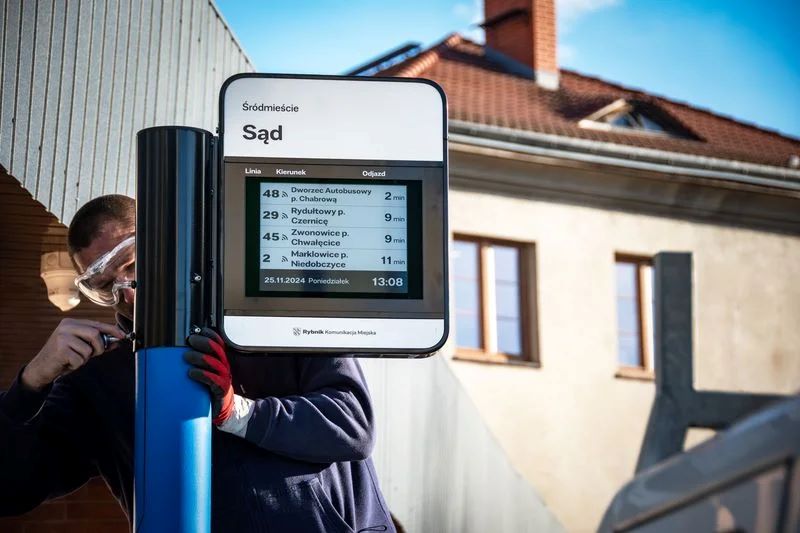 Rybnik stawia na nowoczesność: e-papierowe tablice na przystankach