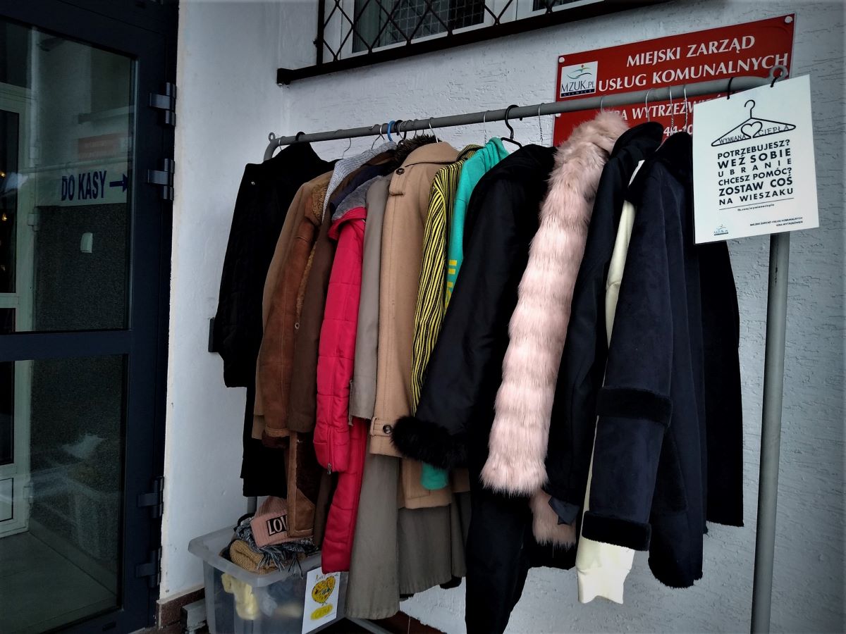Podziel się ciepłem! Zimową odzież można zostawić na specjalnym wieszaku