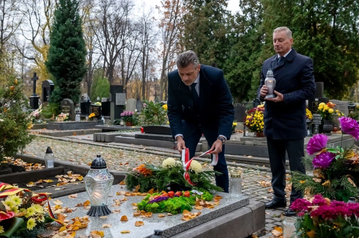 Władze Bytomia pamiętają o przeszłości: znicze na grobach dawnych liderów miasta