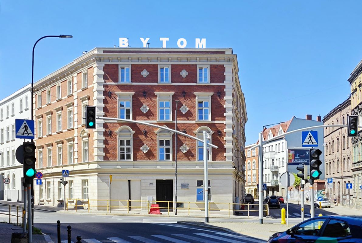 Symbol Bytomia wraca na mapę miasta – neon na dachu przy ul. Piłsudskiego