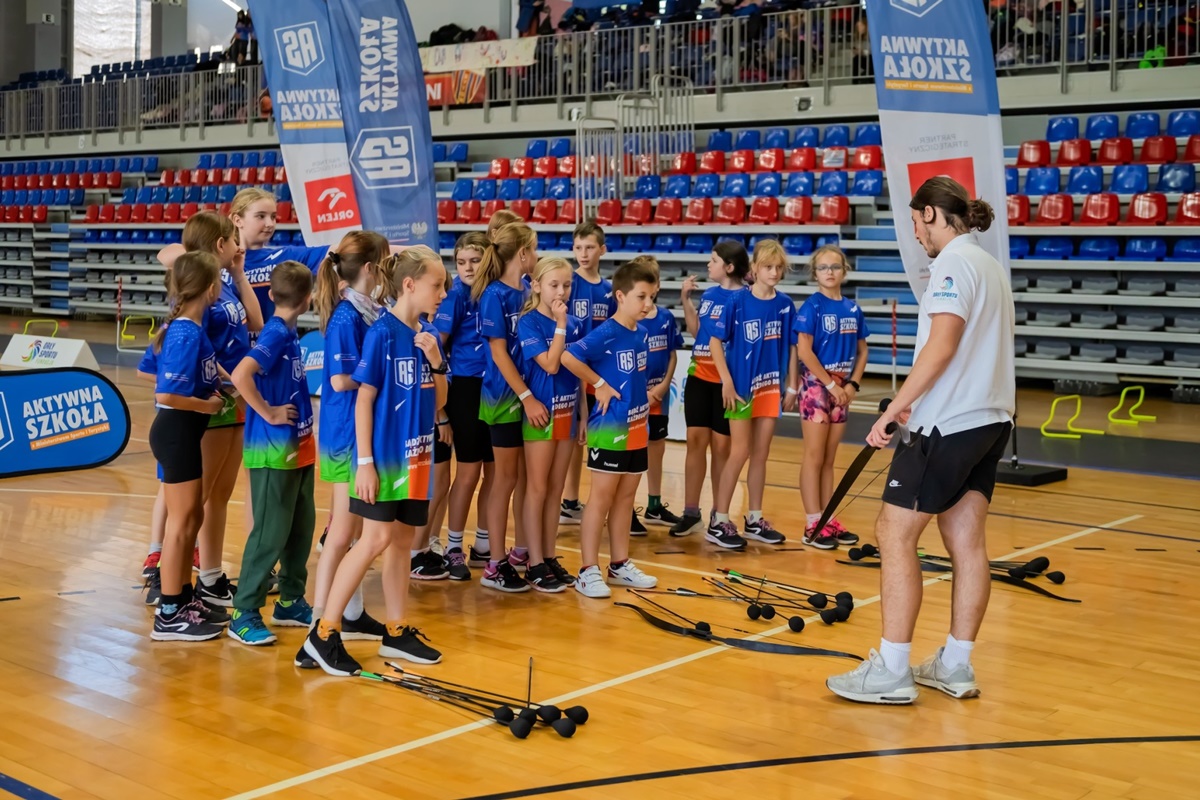 Bytomscy uczniowie na sportowym wyzwaniu – strzały z łuku, hokej i piłka nożna