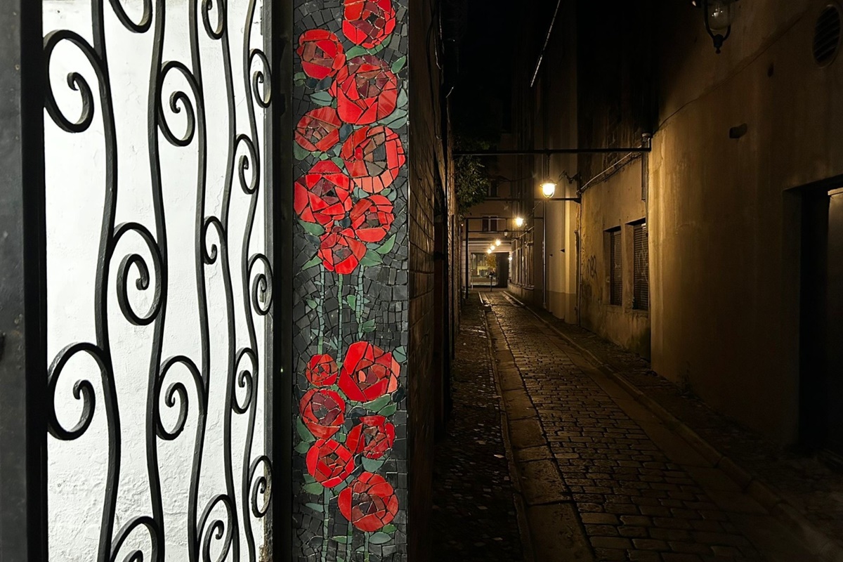 Ceramiczne róże ozdobiły ul. Zaułek – kolejna mozaika w Bytomiu