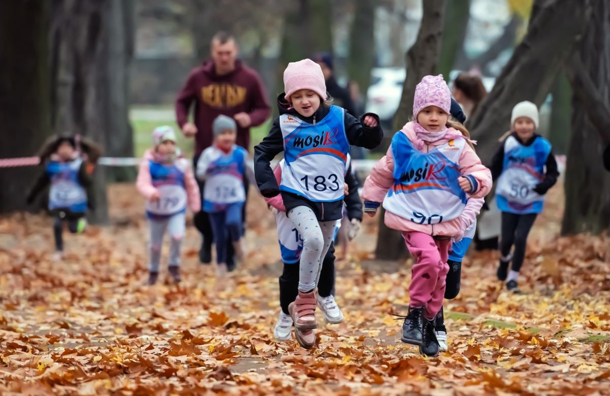 Młodzi biegacze na starcie – emocje i zacięta rywalizacja w Parku Kachla