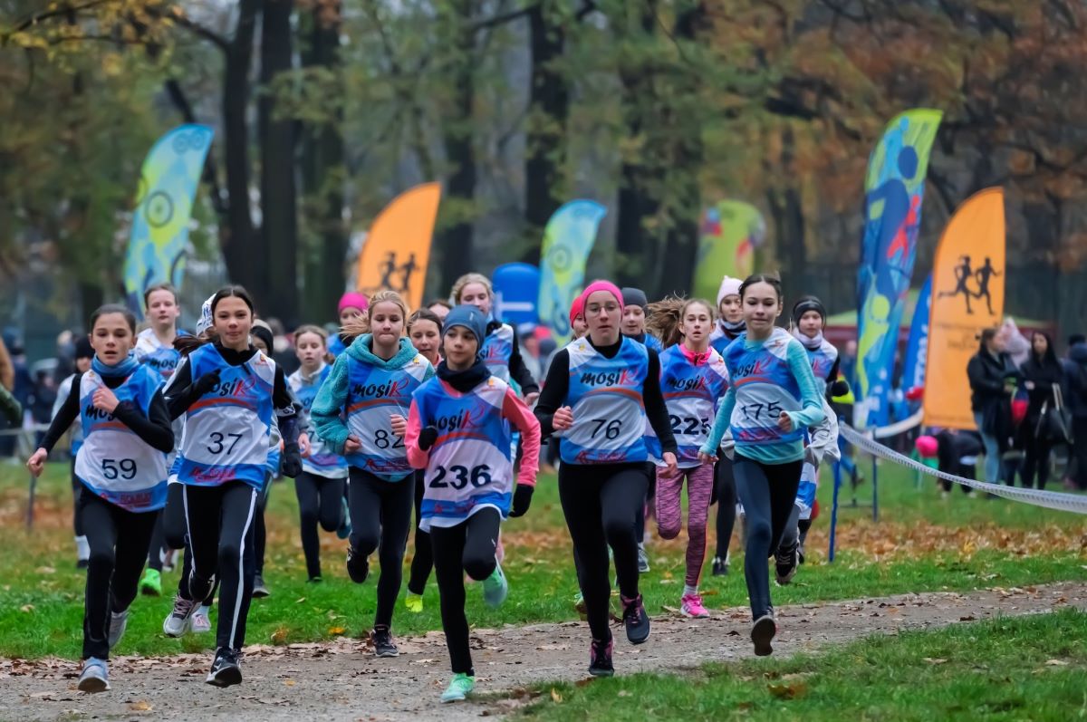 Młodzi biegacze na starcie – emocje i zacięta rywalizacja w Parku Kachla