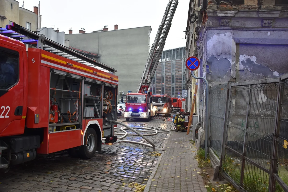 Pożar w kamienicy przy ul. Murarskiej – szczegóły interwencji