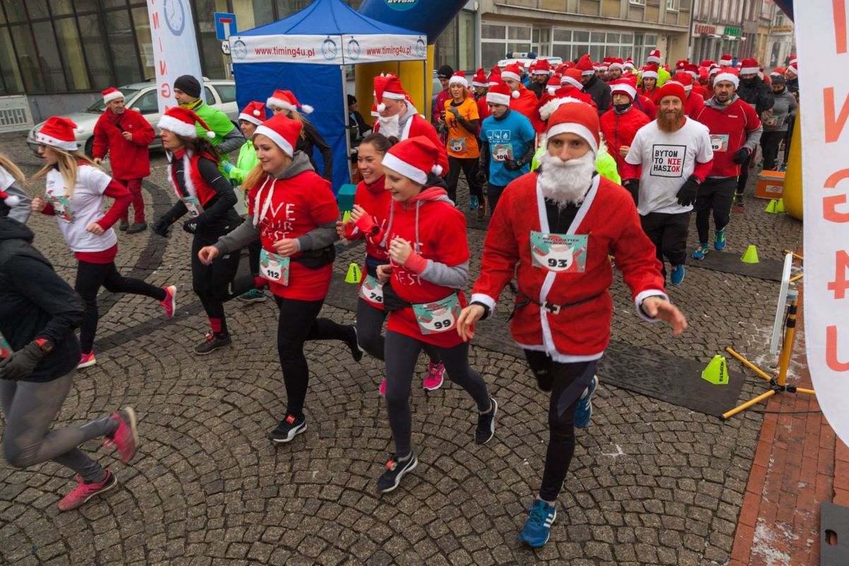 Bieganie w mikołajowych czapkach dla szczytnego celu!