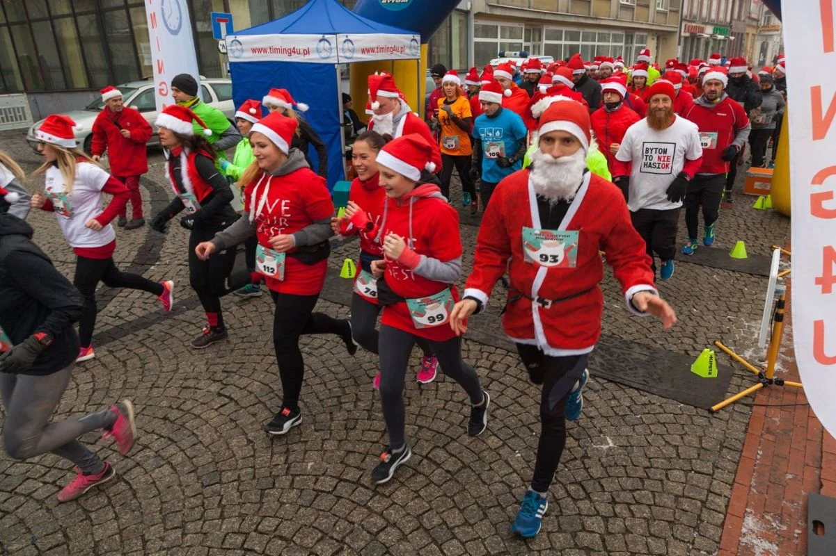 Bieganie w mikołajowych czapkach dla szczytnego celu!
