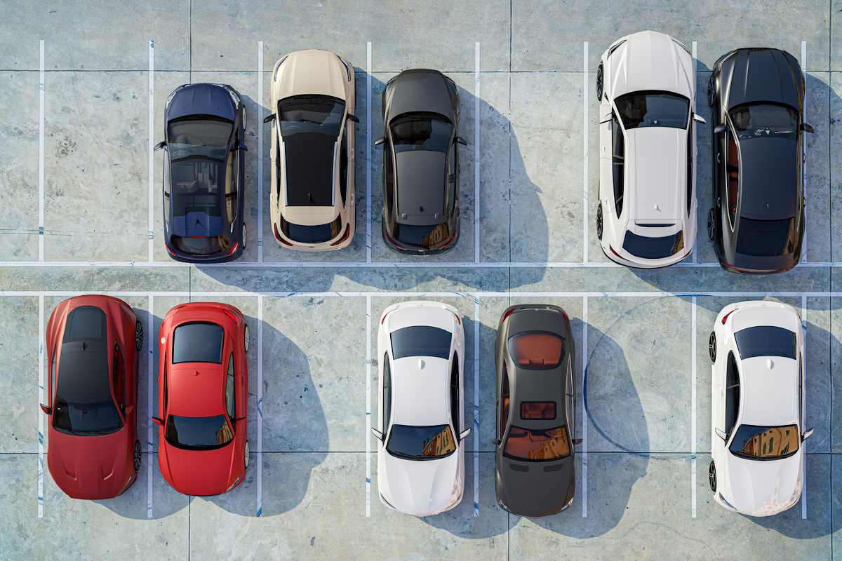 Jakie są różnice między parkingiem oficjalnym a prywatnym przy lotnisku Chopina?