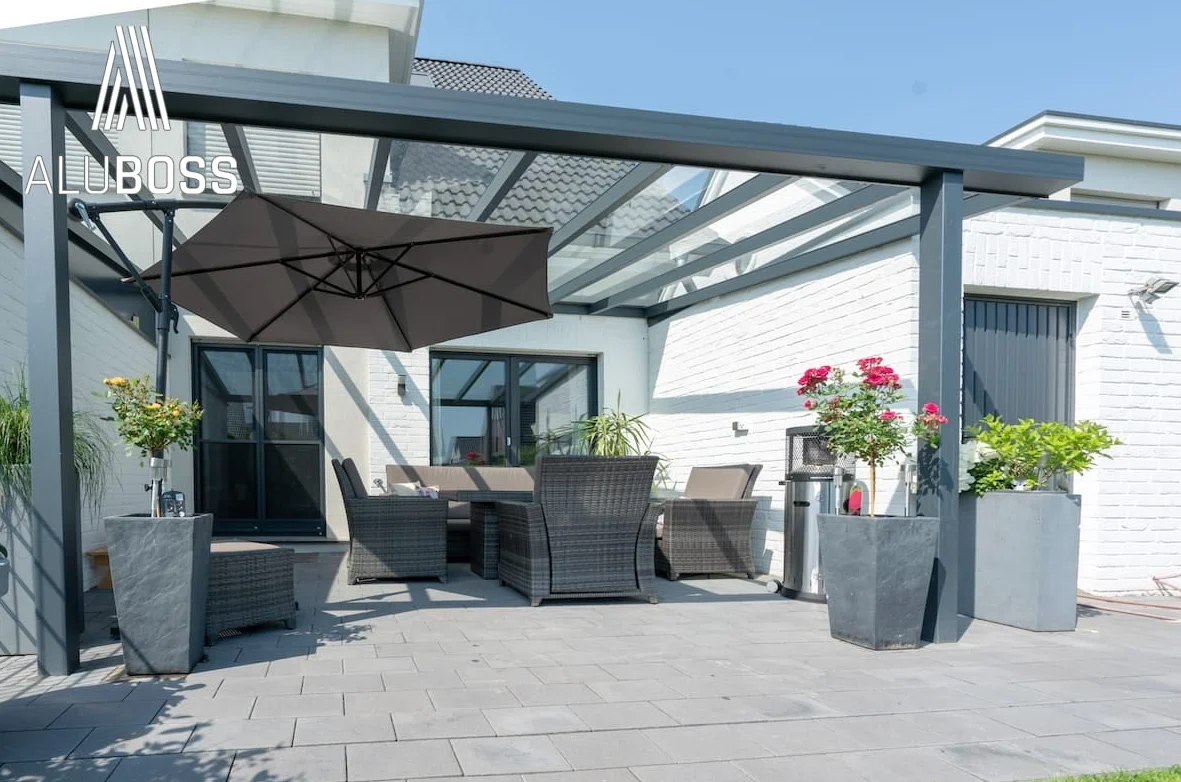 Ceny aluminiowych zadaszeń tarasowych – na co zwrócić uwagę?