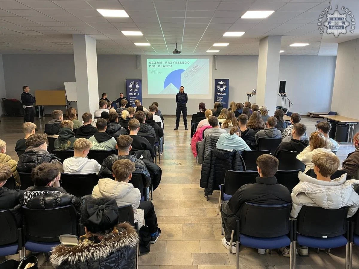 „Oczami przyszłego policjanta” – młodzież poznaje pracę katowickiej policji