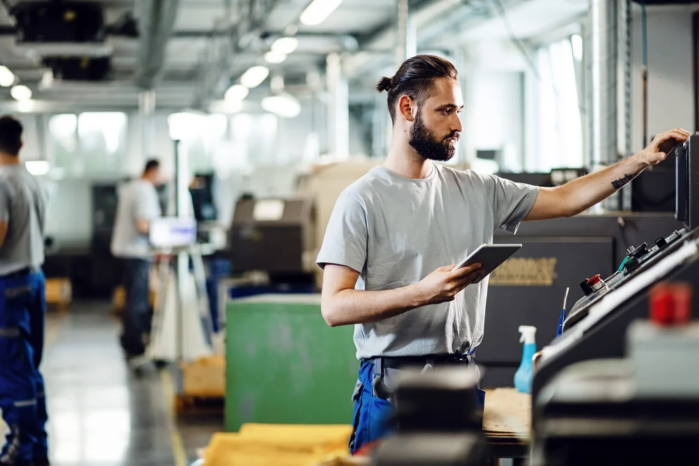 Inwestycja w maszynę CNC, czyli jak maksymalizować efektywność produkcji