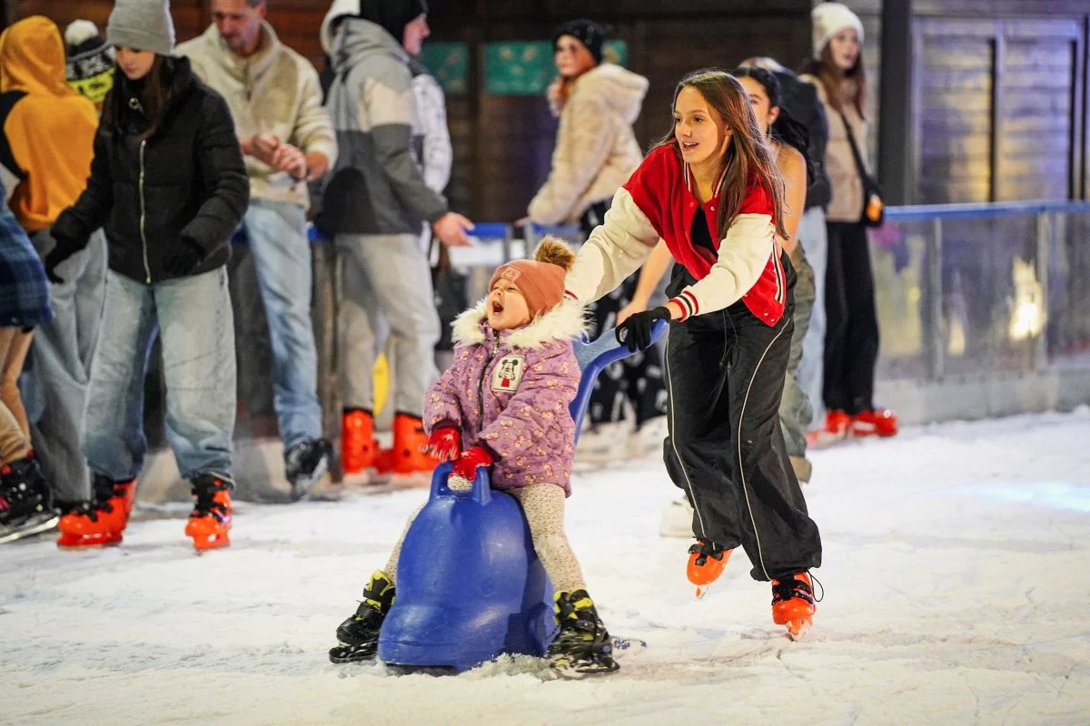 Lodowisko w Murckach otwarte od 29 listopada – wpadnij na ślizgawkę i zimową zabawę!
