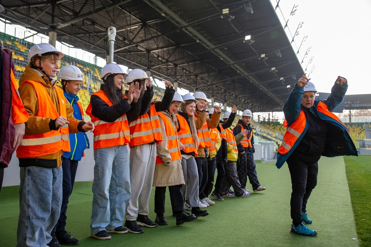 Uczniowie Katowic na budowie Stadionu Miejskiego – "Katowice Miastem Fachowców"