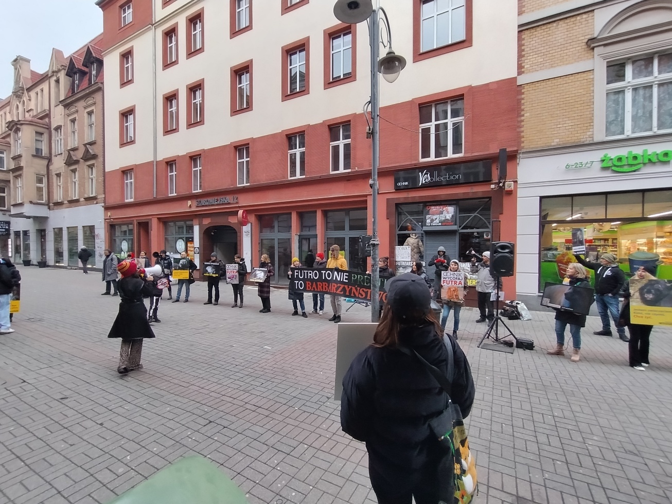 Protest przeciwko branży futrzarskiej w Katowicach. Ochnik na celowniku