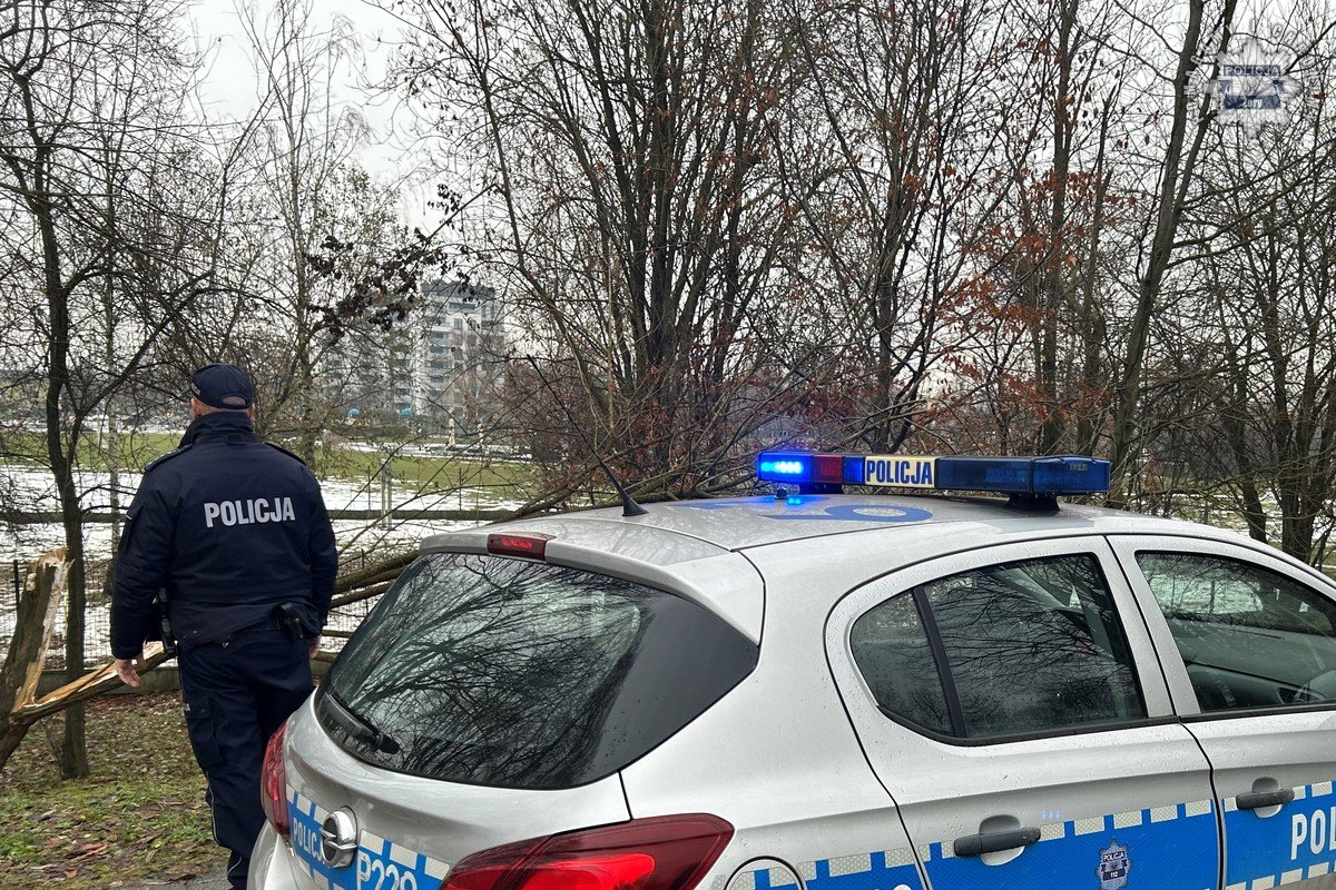 Żorscy policjanci uratowali życie mężczyzny przed wychłodzeniem w Parku Cegielnia