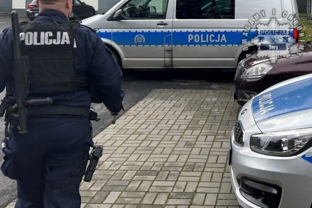 Pasażerka bez pasów, kierowca z zakazem – zatrzymany przez policję!
