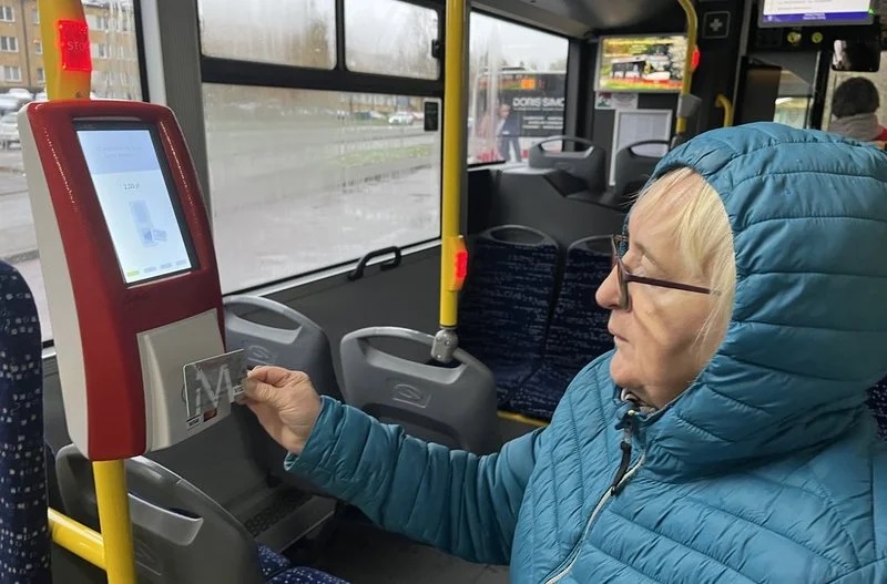 Nowoczesne kasowniki w autobusach MZK: płatności kartą na wyciągnięcie ręki
