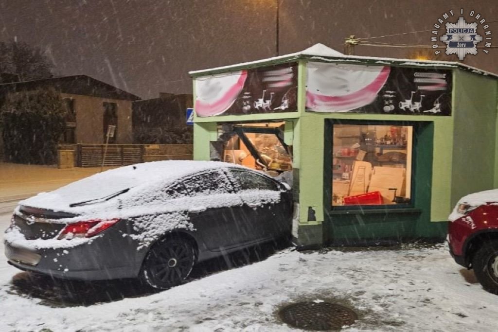 Szokujący wypadek w Żorach! Wjechał samochodem do sklepu [FOTO]
