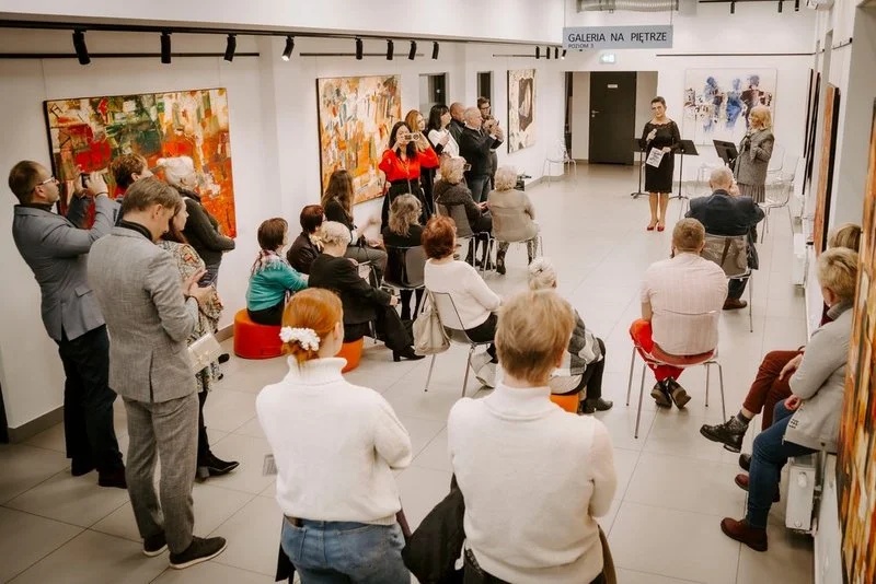 „Tajemnice Wydarzeń” – wernisaż Elżbiety Murawskiej w Żorach [FOTO]