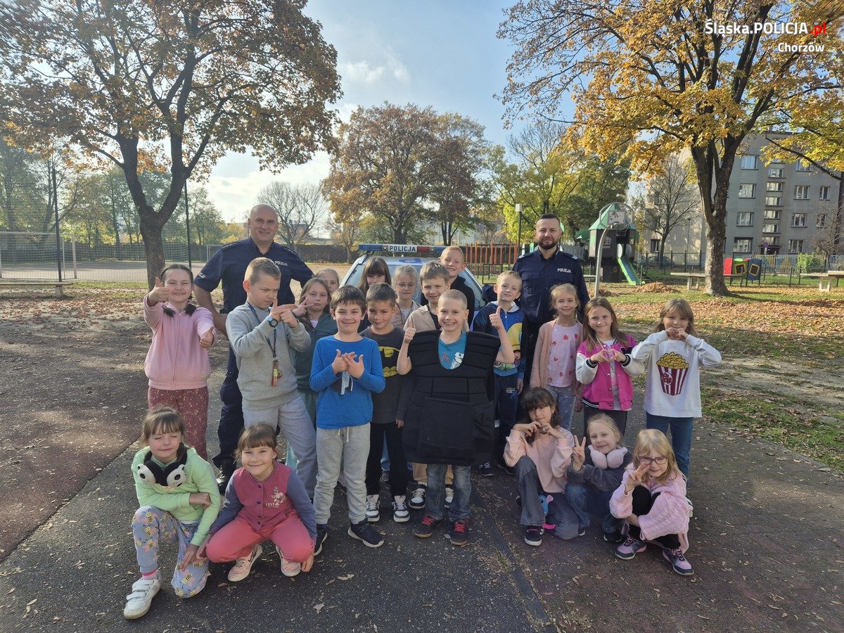 Policjanci w Szkole Podstawowej nr 2 – lekcja o bezpieczeństwie dla najmłodszych