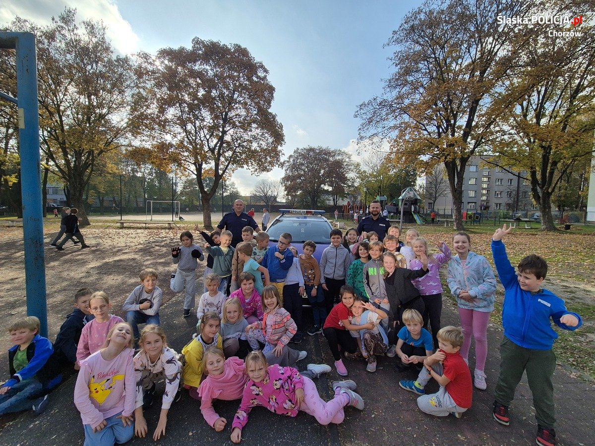 Policjanci w Szkole Podstawowej nr 2 – lekcja o bezpieczeństwie dla najmłodszych