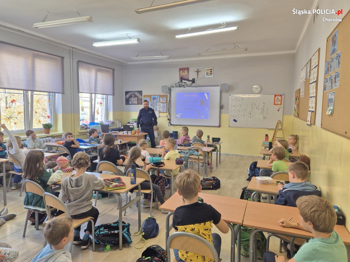 Policjanci w Szkole Podstawowej nr 2 – lekcja o bezpieczeństwie dla najmłodszych