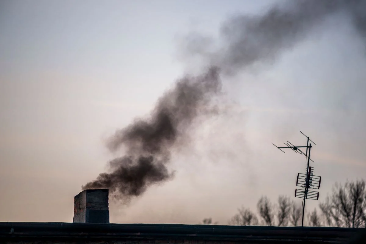 Straż Miejska w Chorzowie prowadzi kontrole pieców. Czy mieszkańcy palą śmieci?