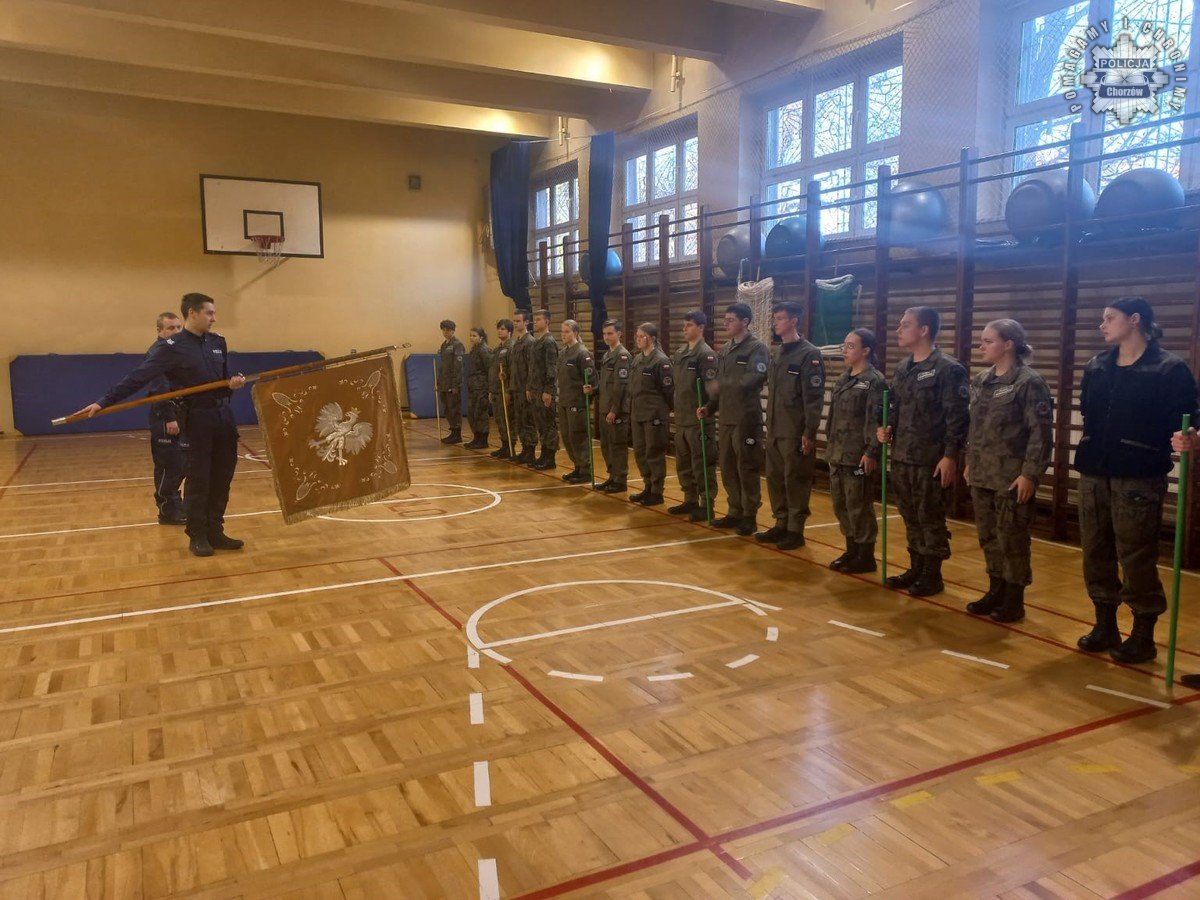 Chorzowscy policjanci szkolą uczniów klasy mundurowej w ceremoniale sztandarowym