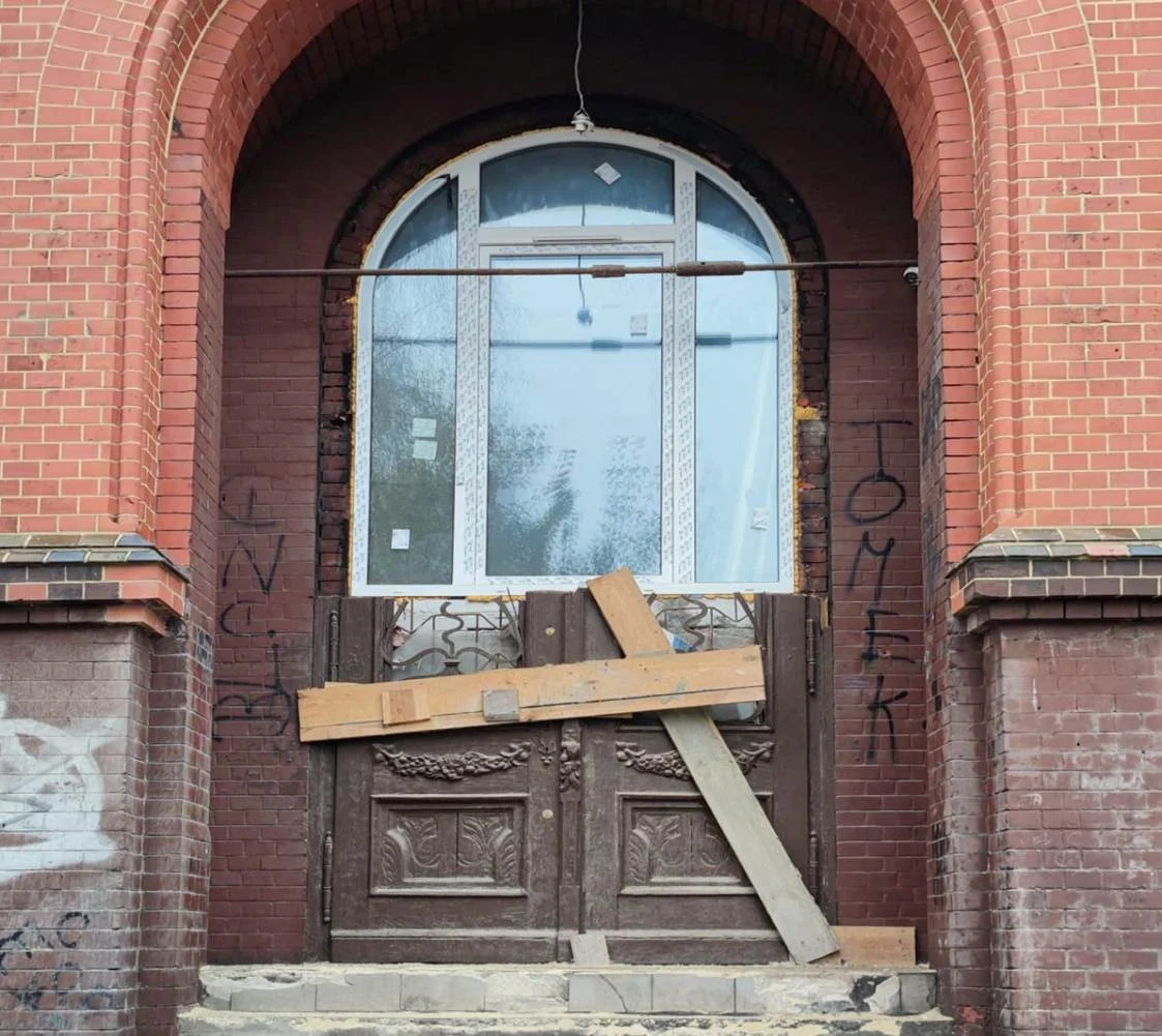 Zniszczono zabytkowe drzwi? Mieszkańcy oburzeni!