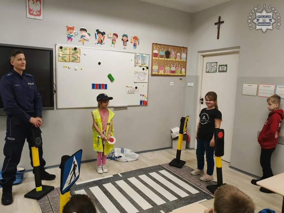 Praktyczne lekcje z świętochłowicką policją: od teorii do miasteczka drogowego