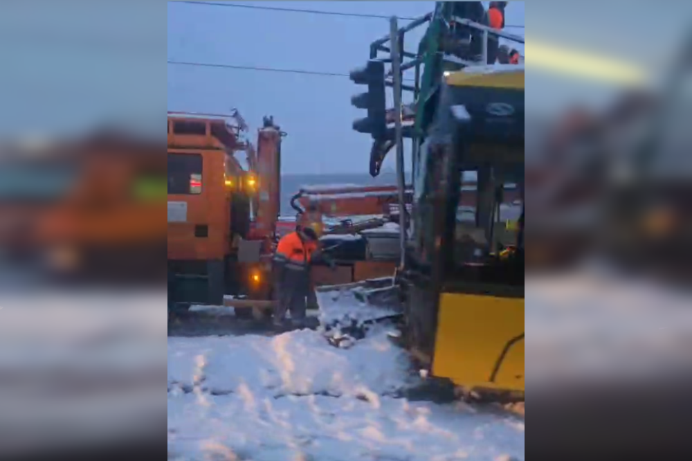 Nocny wypadek w Zabrzu. Autobus linii 617 uderzył w słup trakcyjny