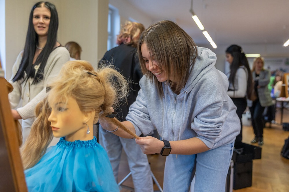 Fale i fryzury ślubne: Zabrze świętuje X edycję konkursu „Kolorowe Nożyczki”