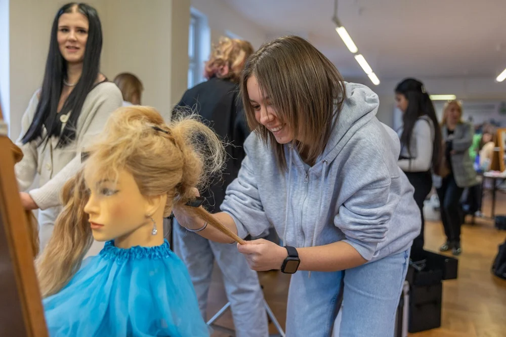 Fale i fryzury ślubne: Zabrze świętuje X edycję konkursu „Kolorowe Nożyczki”