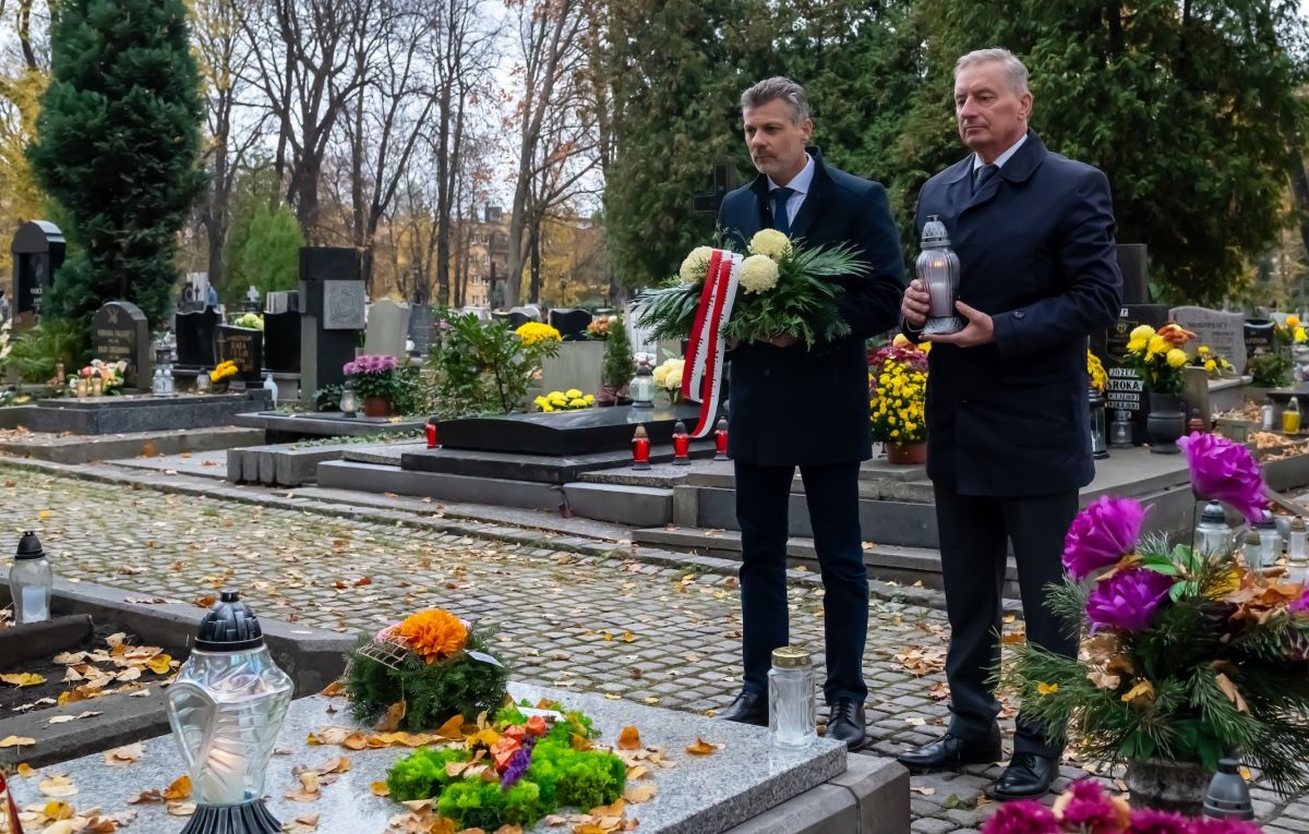 Władze Bytomia pamiętają o przeszłości: znicze na grobach dawnych liderów miasta 3