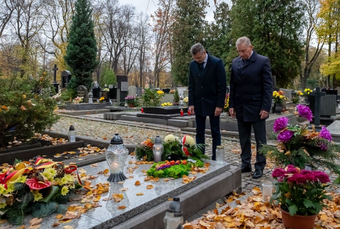 Władze Bytomia pamiętają o przeszłości: znicze na grobach dawnych liderów miasta 4